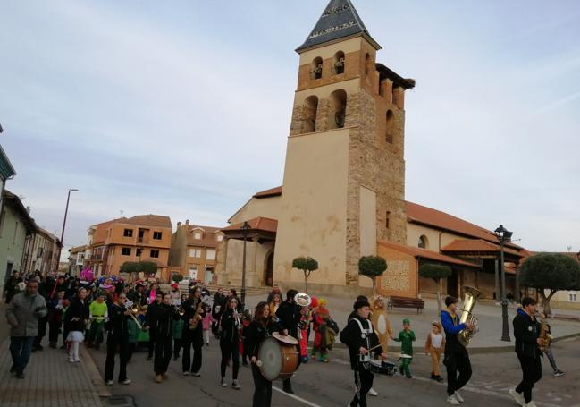 Imagen de los participantes en el desfile de Santa Marina del Rey este lunes.