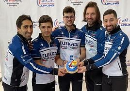 Los integrantes del Txuri-Berri, con Edu de Paz (2I), con el trofeo de campeones.