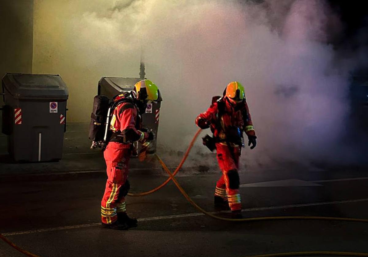 Imagen de los Bomberos de León en su intervención.