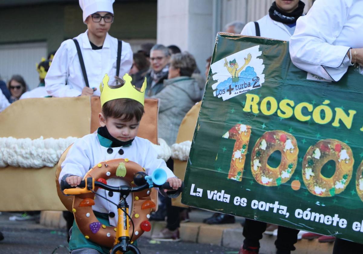 Imagen principal - Los más pequeños en el desfile de La Bañeza