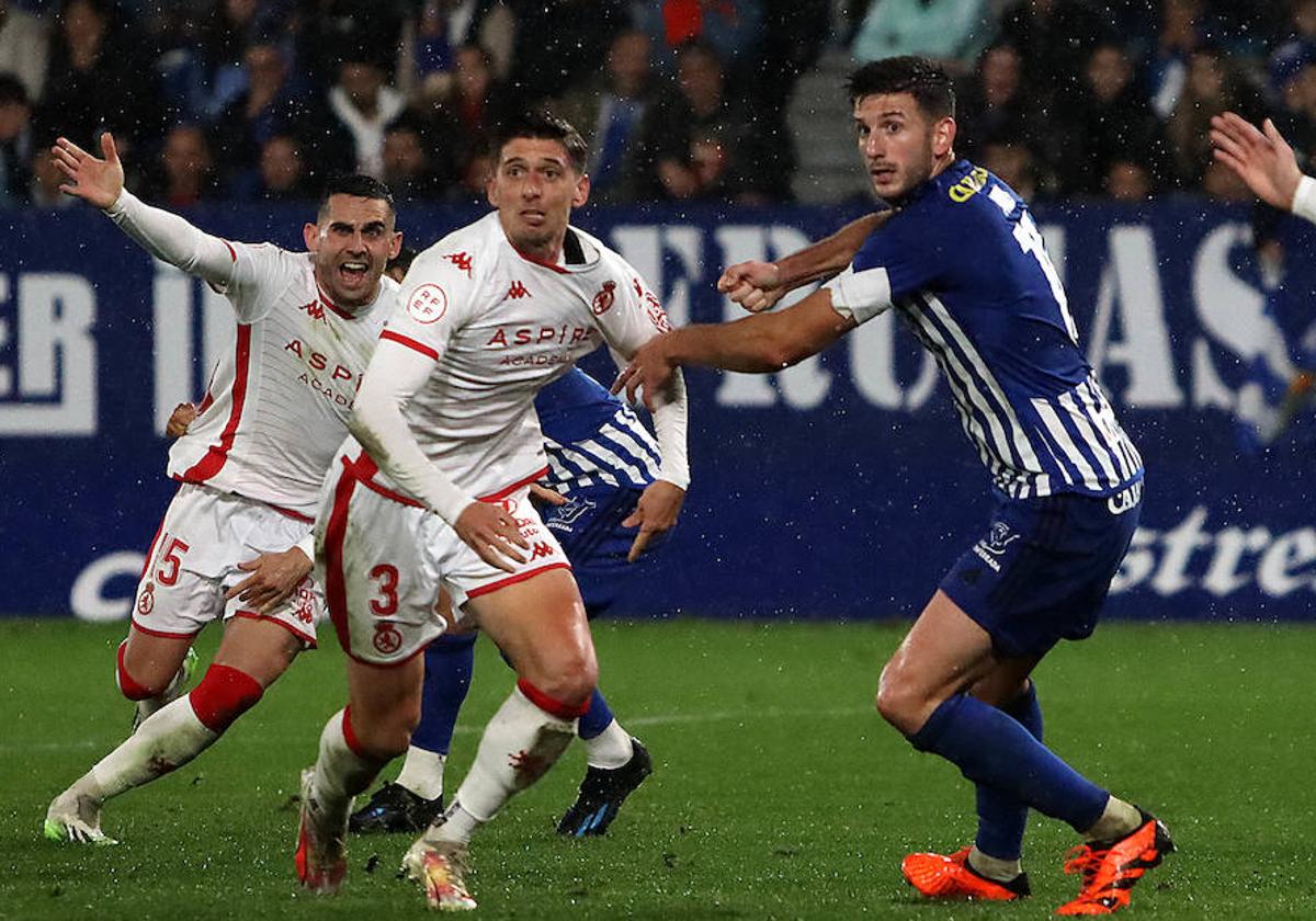 Una imagen del derbi de la primera vuelta en El Toralín.