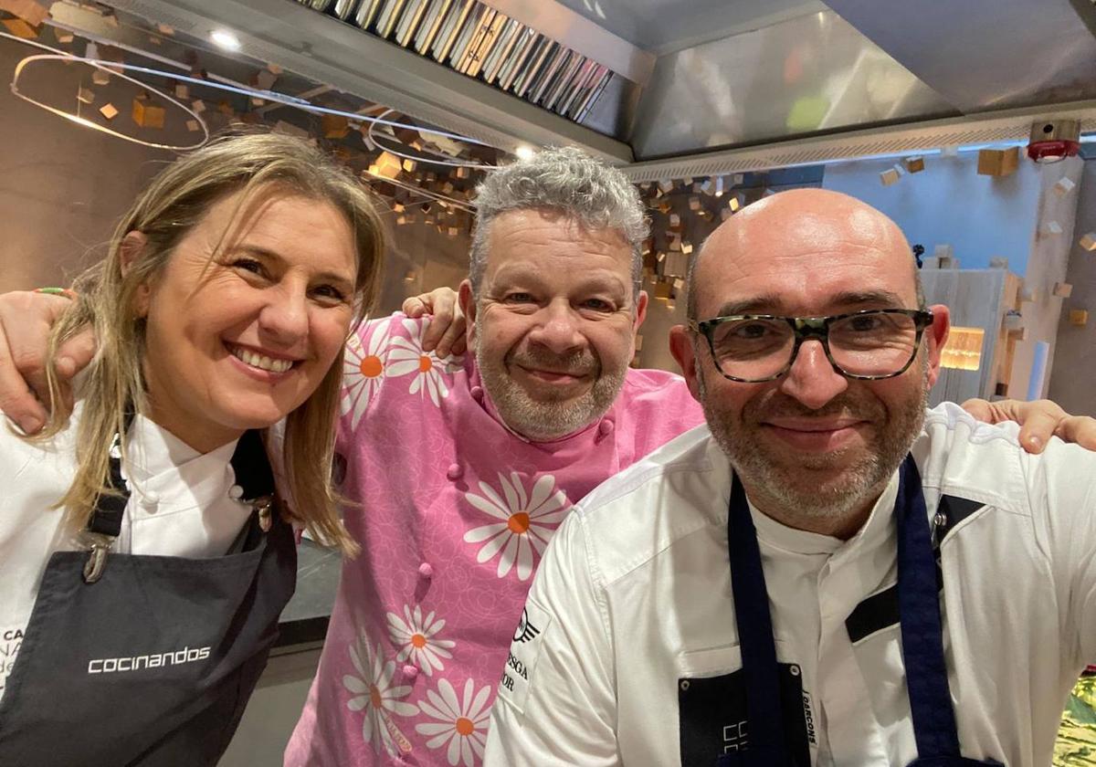 Yolanda y Juanjo, de Cocinandos, junto a Alberto Chicote en la presentación del Campeonato 'desTapa' las legumbres.