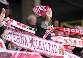 Bufandas de la Cultural en el estadio Reino de León.
