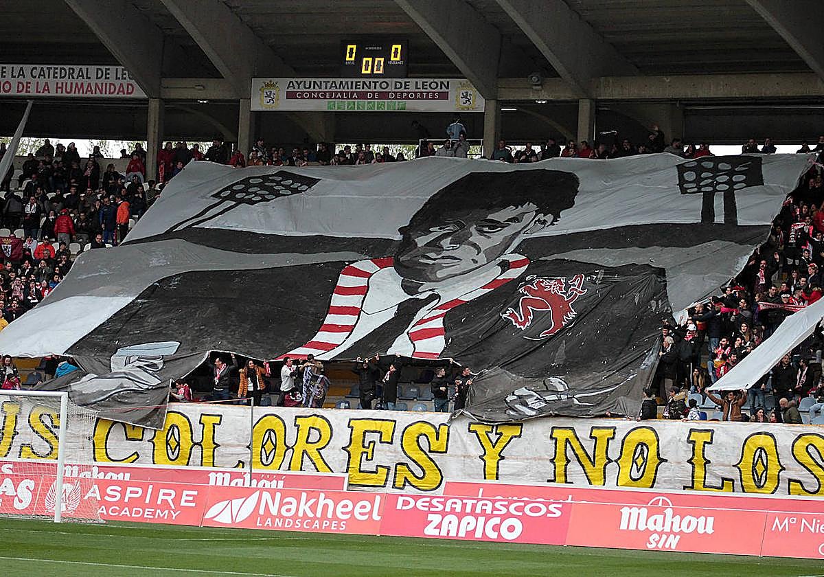 Tifo en uno de los fondos del Reino de León en el último derbi en León, en 2019.