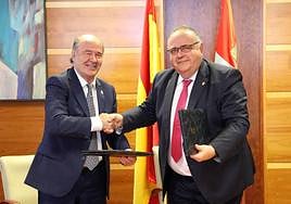 El consejero de Sanidad, Alejandro Vázquez Ramos, y el presidente del Sindicato Médico (CESM) de Castilla y León, José Luis Díaz Villarig, han firmado un acuerdo para incrementar la retribución por hora de guardia de los MIR.