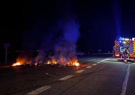 Quema de neumáticos en las carreteras de León.