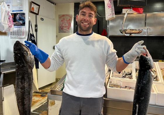 Sergio Fernández con un pescado blanco y un pescado azul.