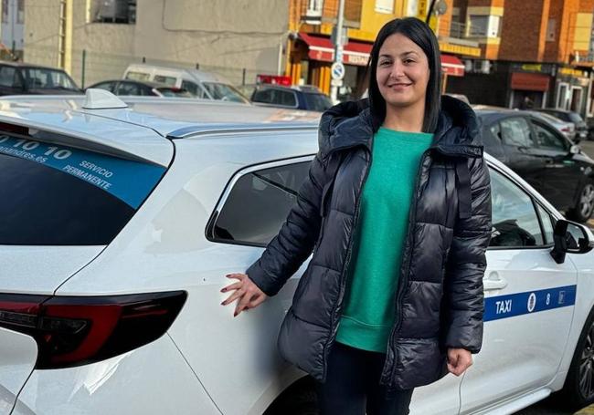 Andrea Suárez con su taxi.