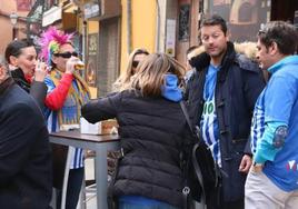 Aficionados de la Ponferradina disfrutando de los bares de León en e último derbi.