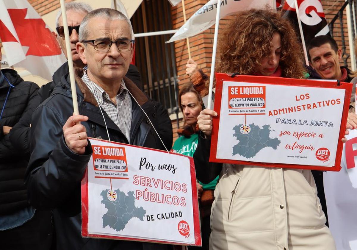 La educación leonesa volvió a concentrarse frente a la Dirección Provincial de Educación de León.