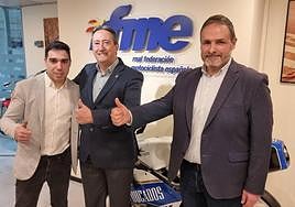 Reunión entre representantes de la Bañeza y el presidente de la RFME, Manuel Casado.