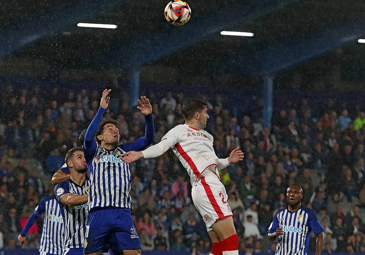 Un momento del derbi de la primera vuelta.