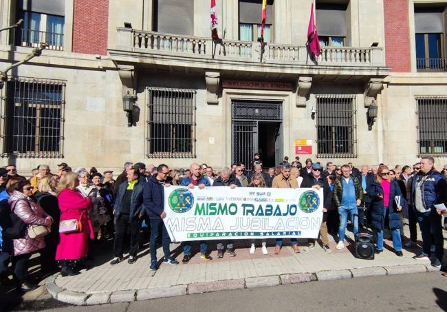 Concentración de policías nacionales y guardias civiles para reclamar una jubilación digna y la plena equiparación salarial.