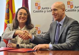 La consejera de Movilidad y el alcalde de León suscriben el nuevo acuerdo por el transporte metropolitano.