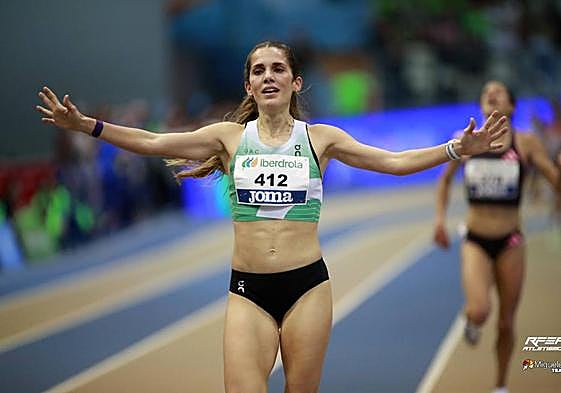 La leonesa Marta García cruzando la línea de meta.