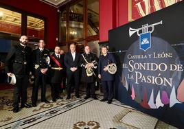 El presidente de la Fundación Castilla y León con los representantes de las bandas.