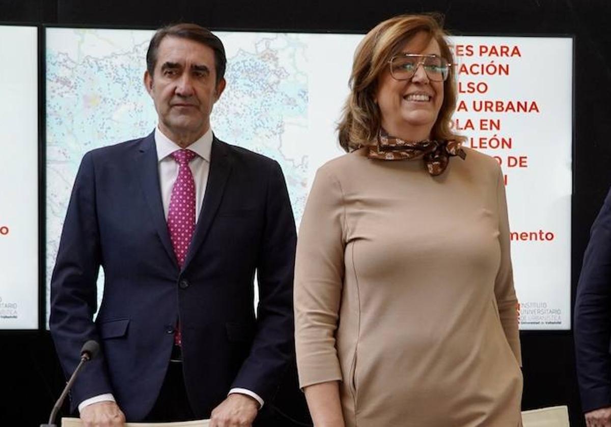 El consejero de Medio Ambiente, Vivienda y Ordenación del Territorio, Juan Carlos Suárez-Quiñones, presenta las directrices de la Agenda Urbana.