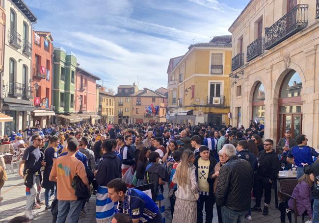 Aficionados de la SD Ponferradina en la Plaza de San Martín.