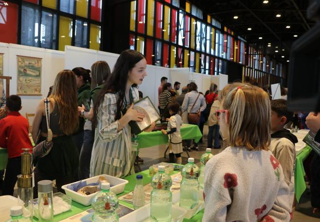 Explicación en el expositor del MULE en Expociencia.