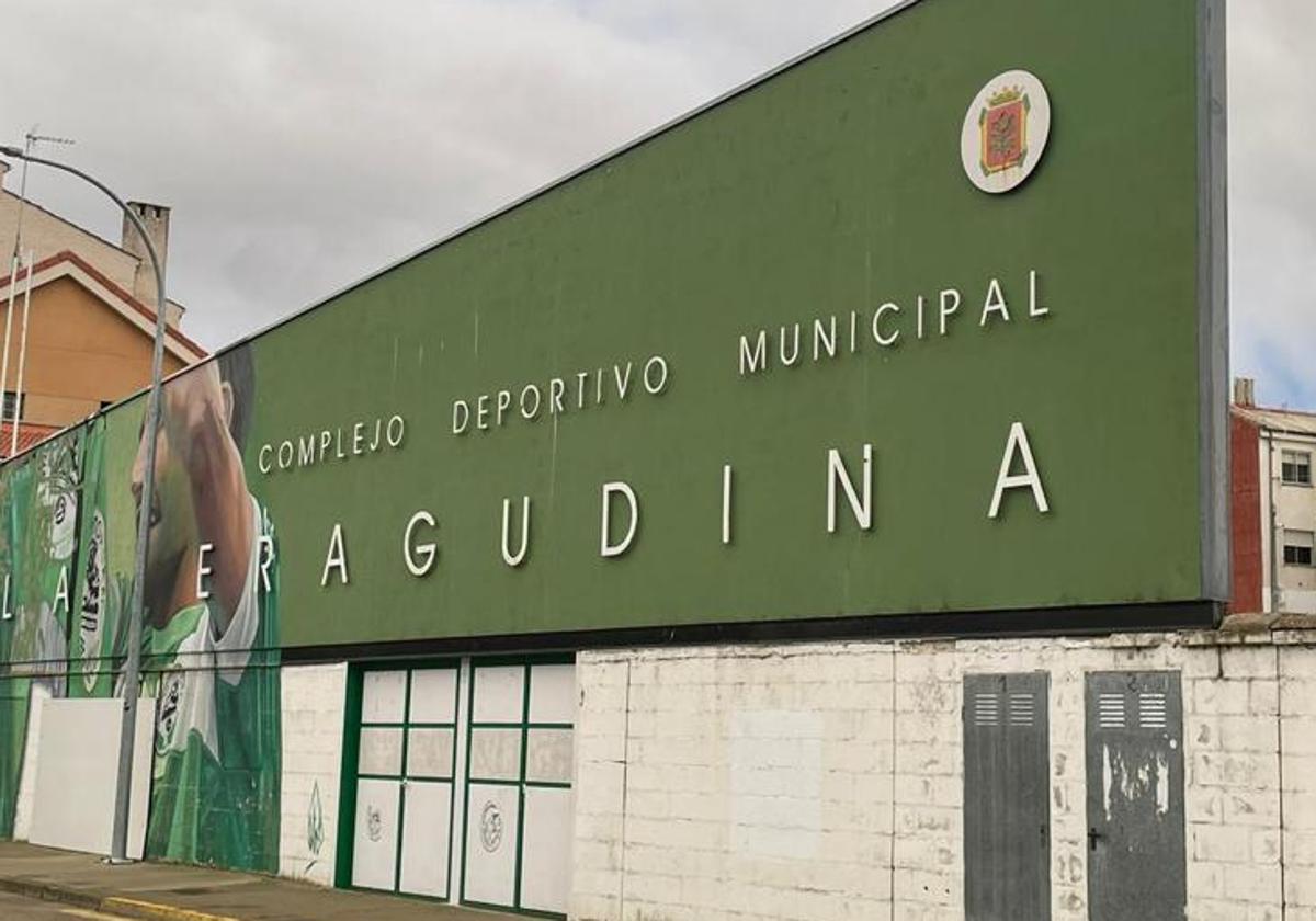 Fachada del campo municipal de La Eragudina.