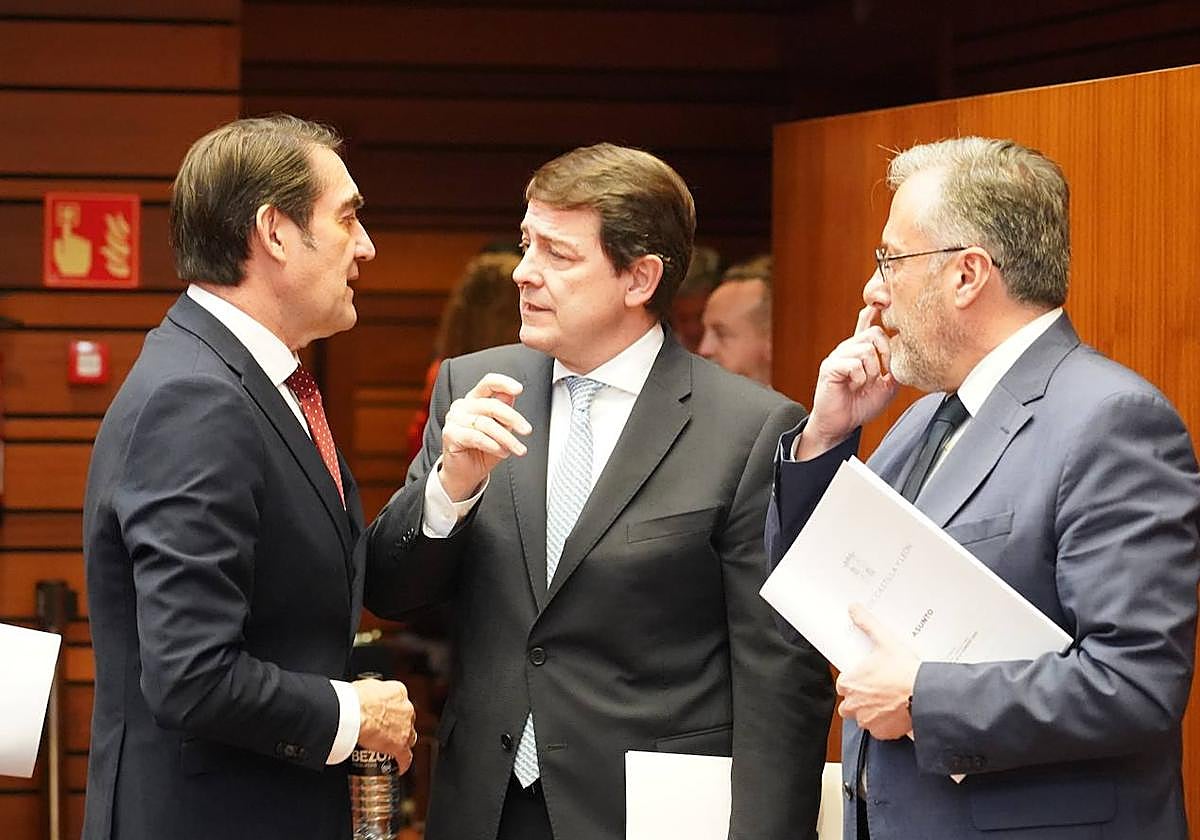 El presidente de la Junta Alfonso Fernández Mañueco conversa con el consejero de Medio Ambiente, Vivienda y Ordenación del Territorio Juan Carlos Suárez-Quiñones junto al presidente de las Cortes Carlos Pollán el Pleno de las Cortes