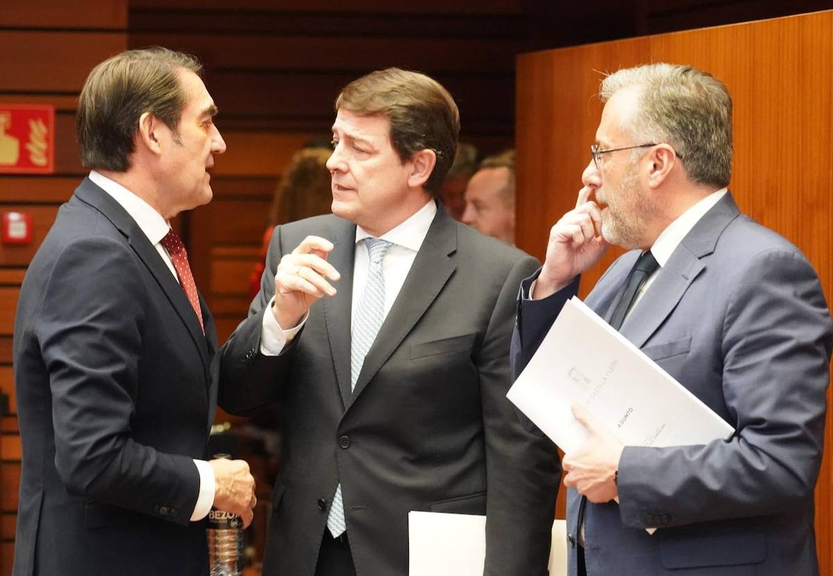 El presidente de la Junta Alfonso Fernández Mañueco conversa con el consejero de Medio Ambiente, Vivienda y Ordenación del Territorio Juan Carlos Suárez-Quiñones junto al presidente de las Cortes Carlos Pollán el Pleno de las Cortes