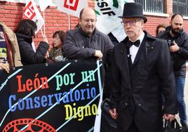 La educación pública leonesa se ha concentrado por tercer jueves consecutivo frente a la Dirección Provincial de Educación para reclamar distintas reivindicaciones, con el 'cobrador del moroso' como principal «protagonista» en esta ocasión