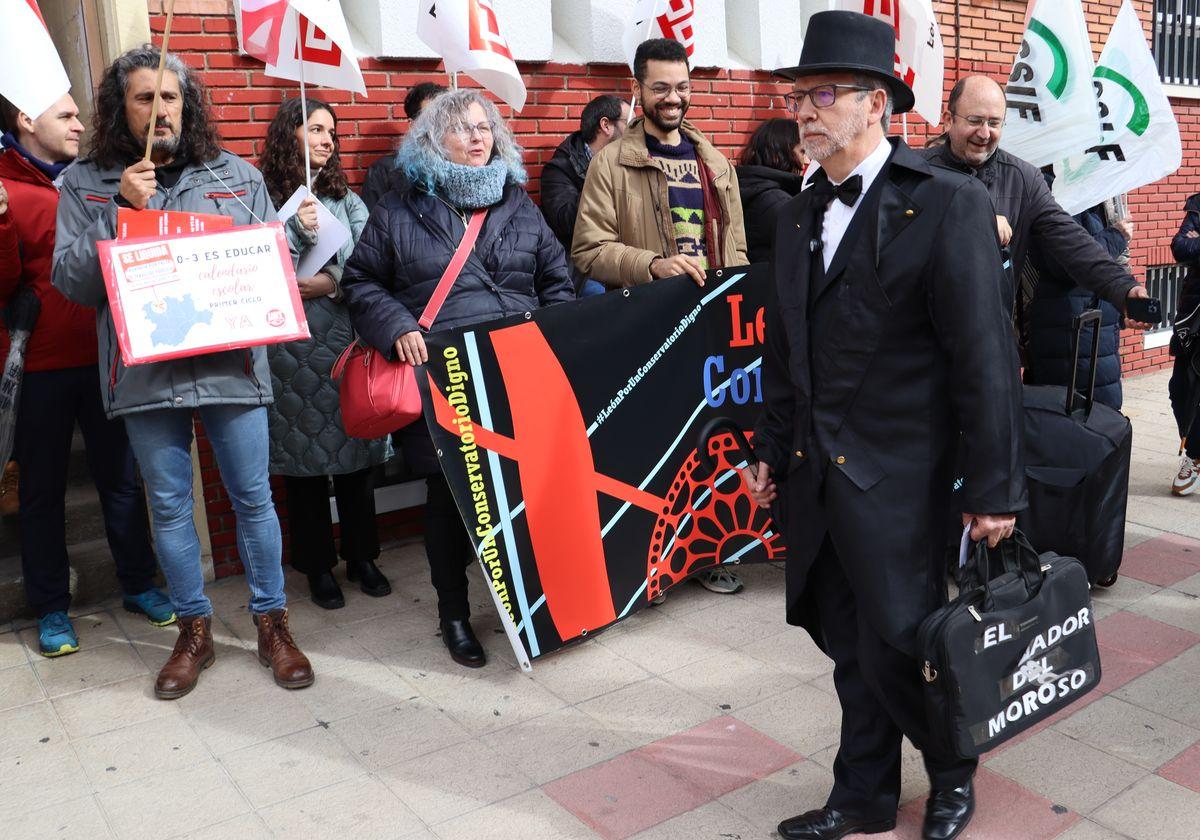 &#039;El cobrador del moroso&#039;, con la educación pública de León