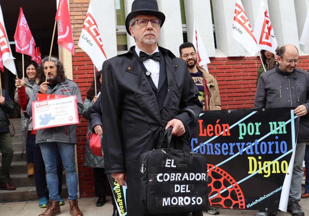 El 'cobrador del moroso' acudió a la concentración de la educación pública leonesa de este jueves.