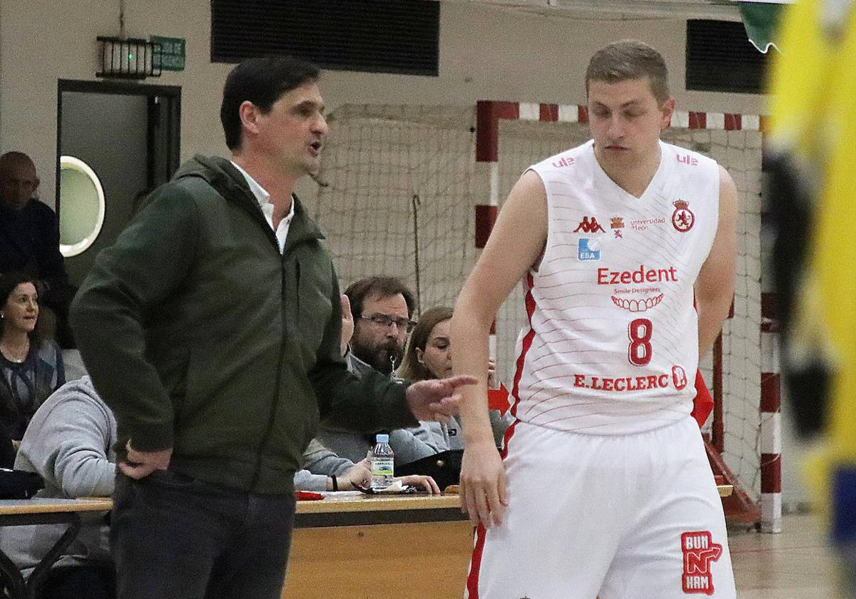 El entrenador de la Cultural, Luis Castillo, junto a Miguel Domínguez.