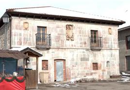 La casa de los escudos de Puebla de Lillo.