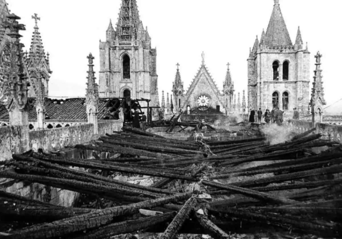 La cubierta de la Catedral de León quedó calcinada en 1966.