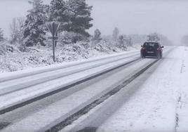 Imagen de archivo de una carretera leonesa con nieve.