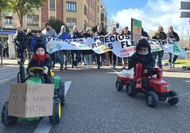 La manifestación llega a la delegación de la Junta exigiendo «precios justos»