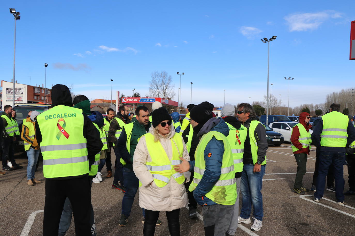 Los trabajadores del campo tiran productos extranjeros en las calles de La Bañeza.