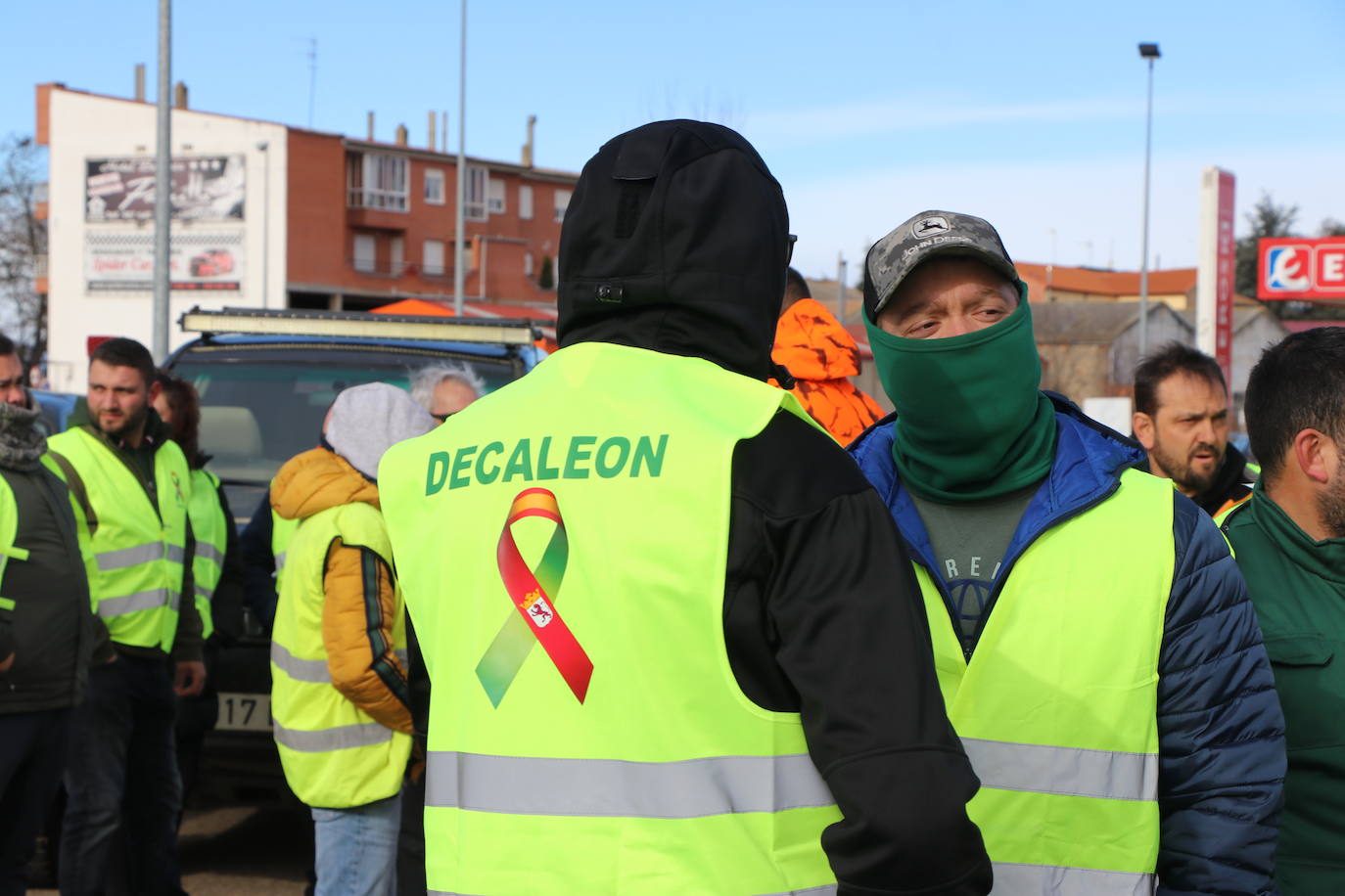 Los trabajadores del campo tiran productos extranjeros en las calles de La Bañeza.