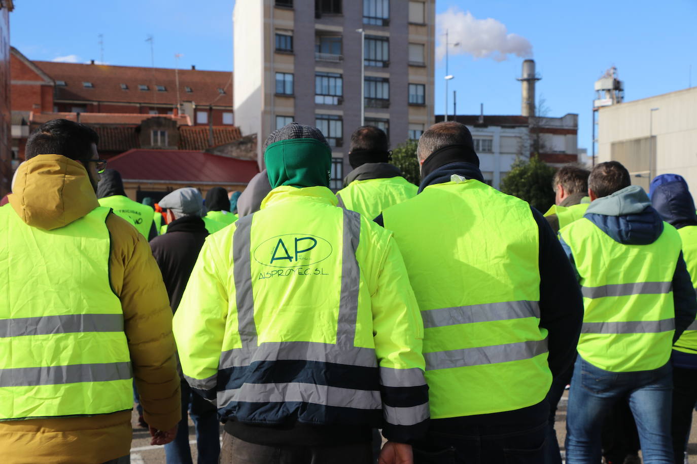 Los trabajadores del campo tiran productos extranjeros en las calles de La Bañeza.