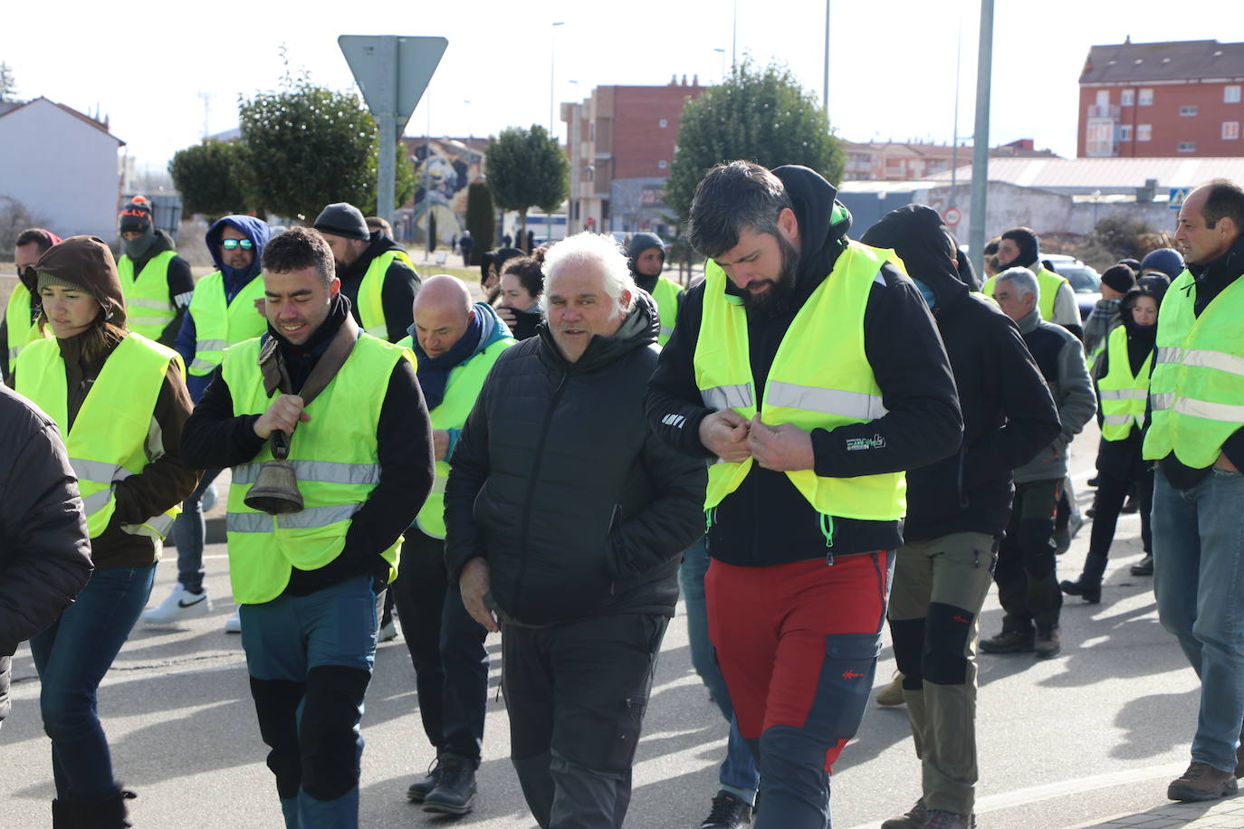 Los trabajadores del campo tiran productos extranjeros en las calles de La Bañeza.