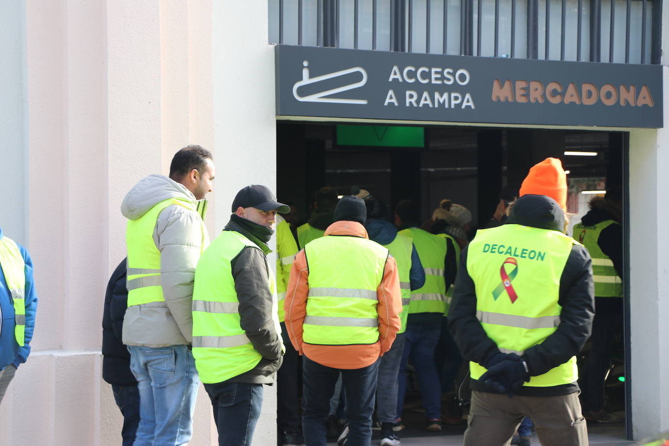 Los trabajadores del campo tiran productos extranjeros en las calles de La Bañeza.