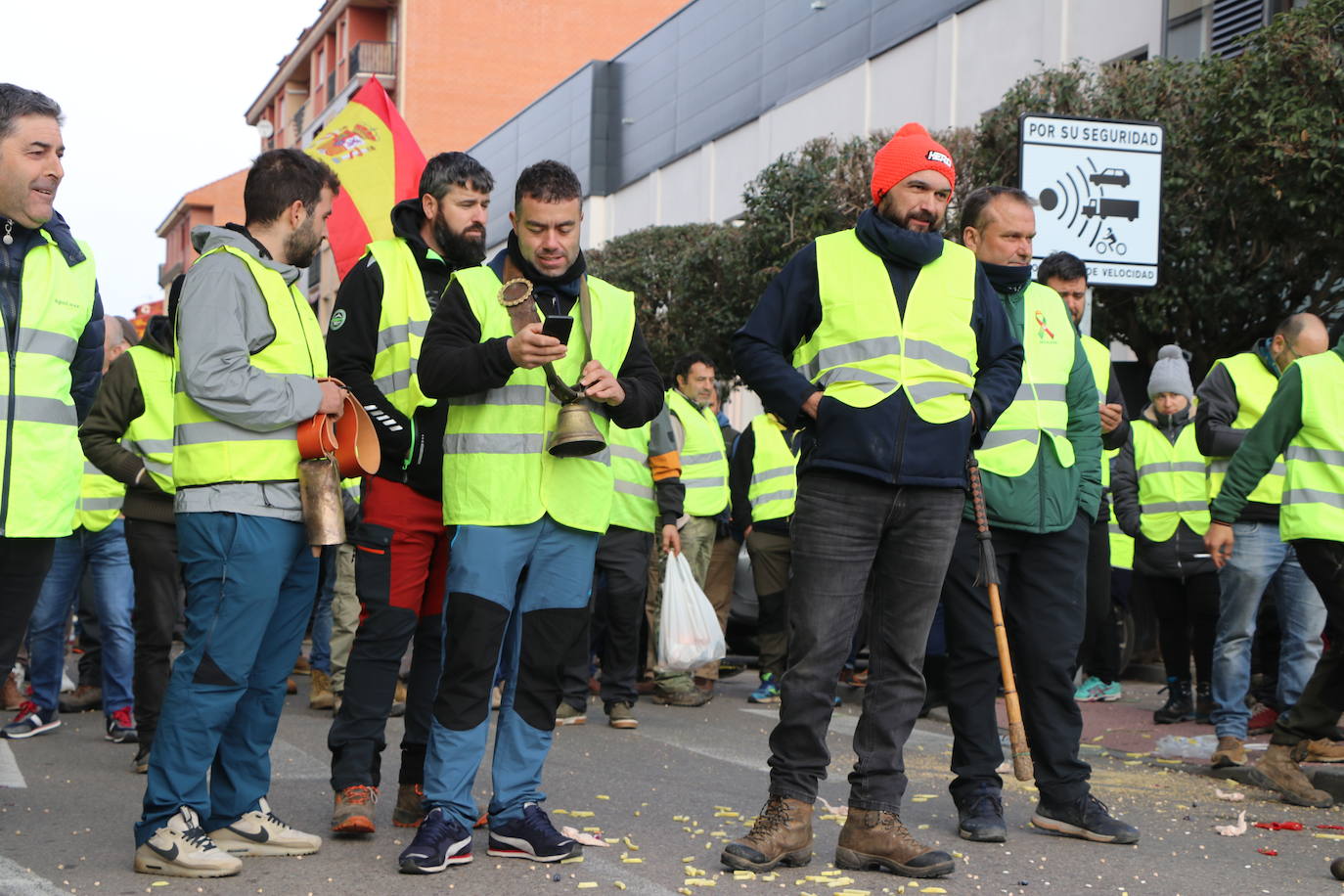 Los trabajadores del campo tiran productos extranjeros en las calles de La Bañeza.