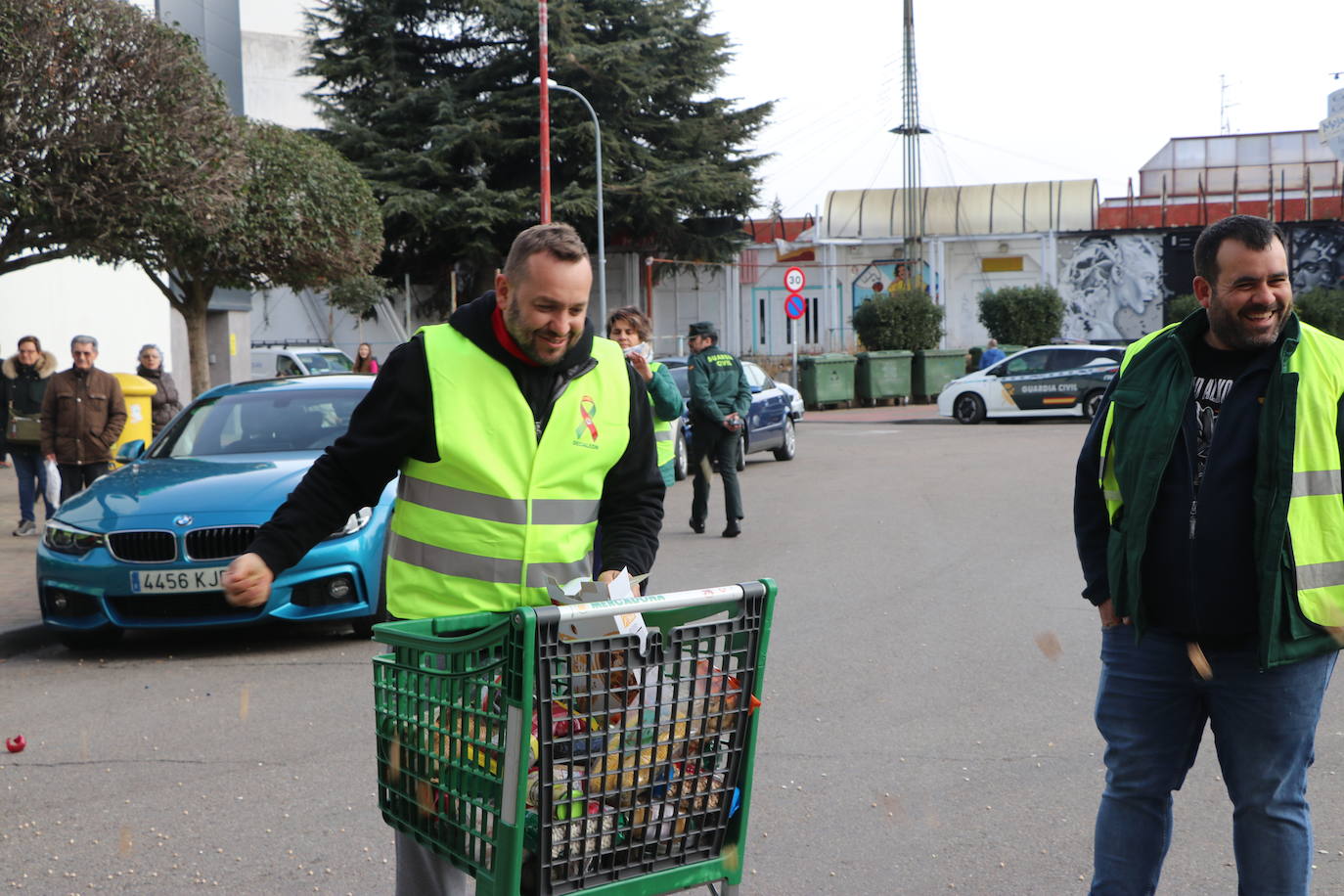 Los trabajadores del campo tiran productos extranjeros en las calles de La Bañeza.