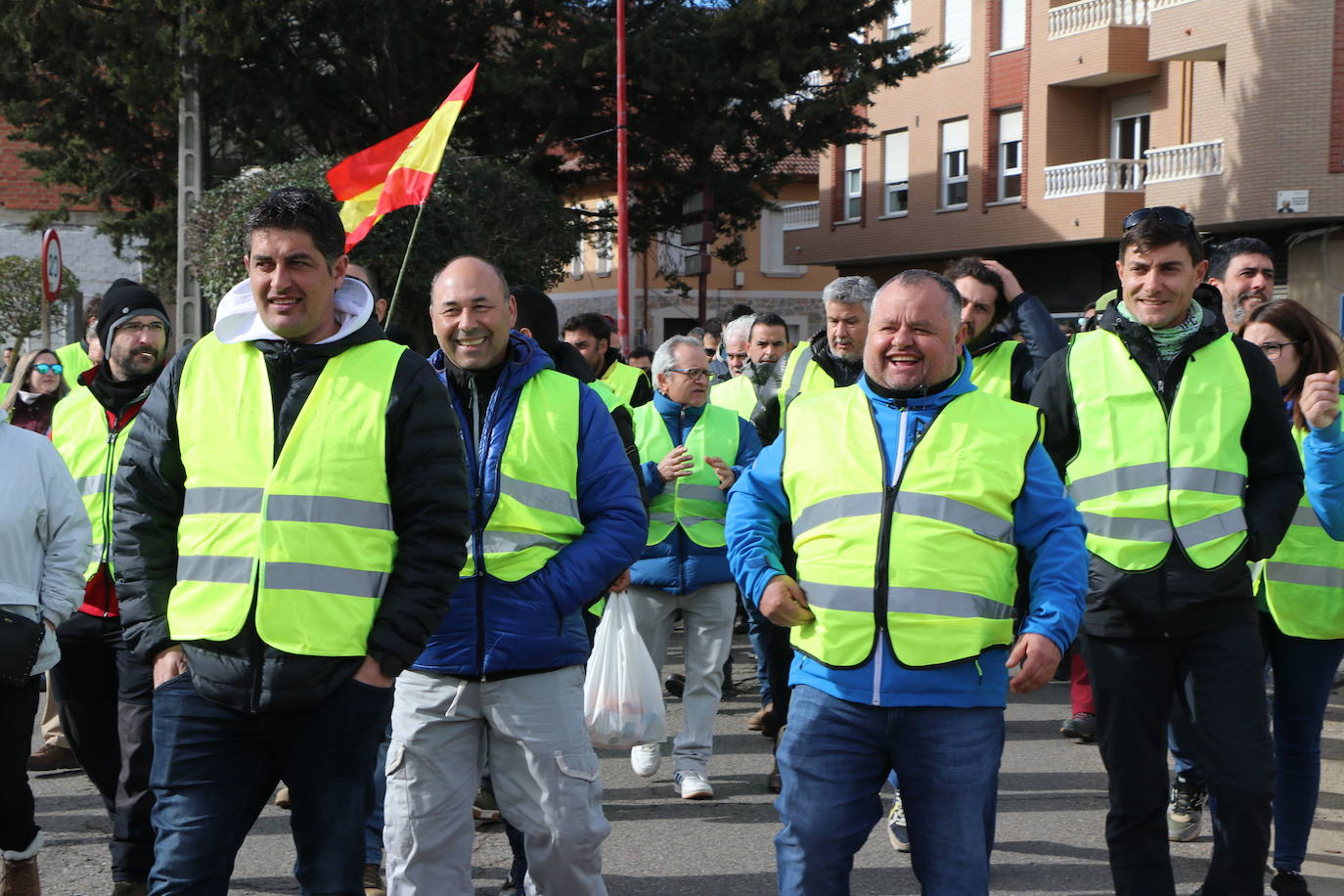 Los trabajadores del campo tiran productos extranjeros en las calles de La Bañeza.