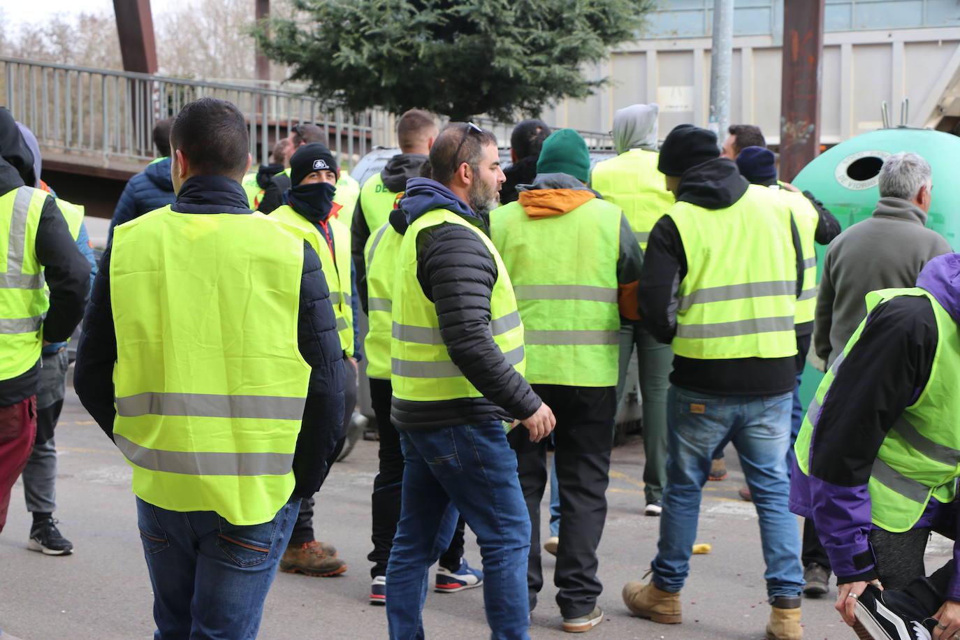 Los trabajadores del campo tiran productos extranjeros en las calles de La Bañeza.