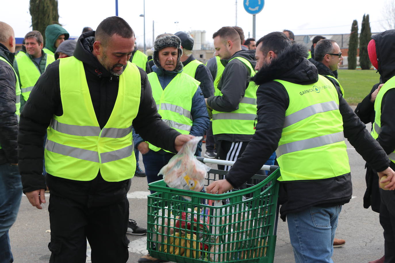 Los trabajadores del campo tiran productos extranjeros en las calles de La Bañeza.