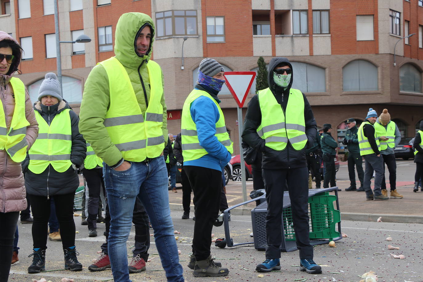 Los trabajadores del campo tiran productos extranjeros en las calles de La Bañeza.