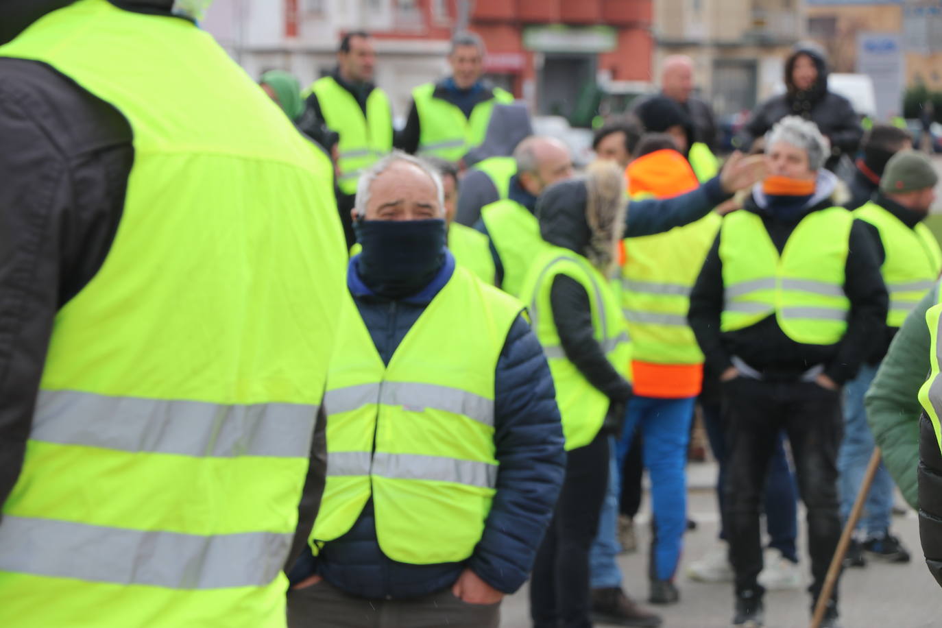 Los trabajadores del campo tiran productos extranjeros en las calles de La Bañeza.