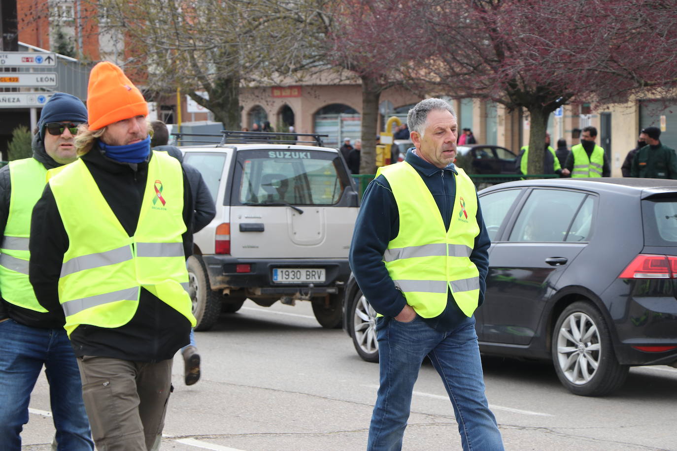 Los trabajadores del campo tiran productos extranjeros en las calles de La Bañeza.