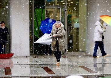 La nieve llega a León: caen los primeros copos en la ciudad