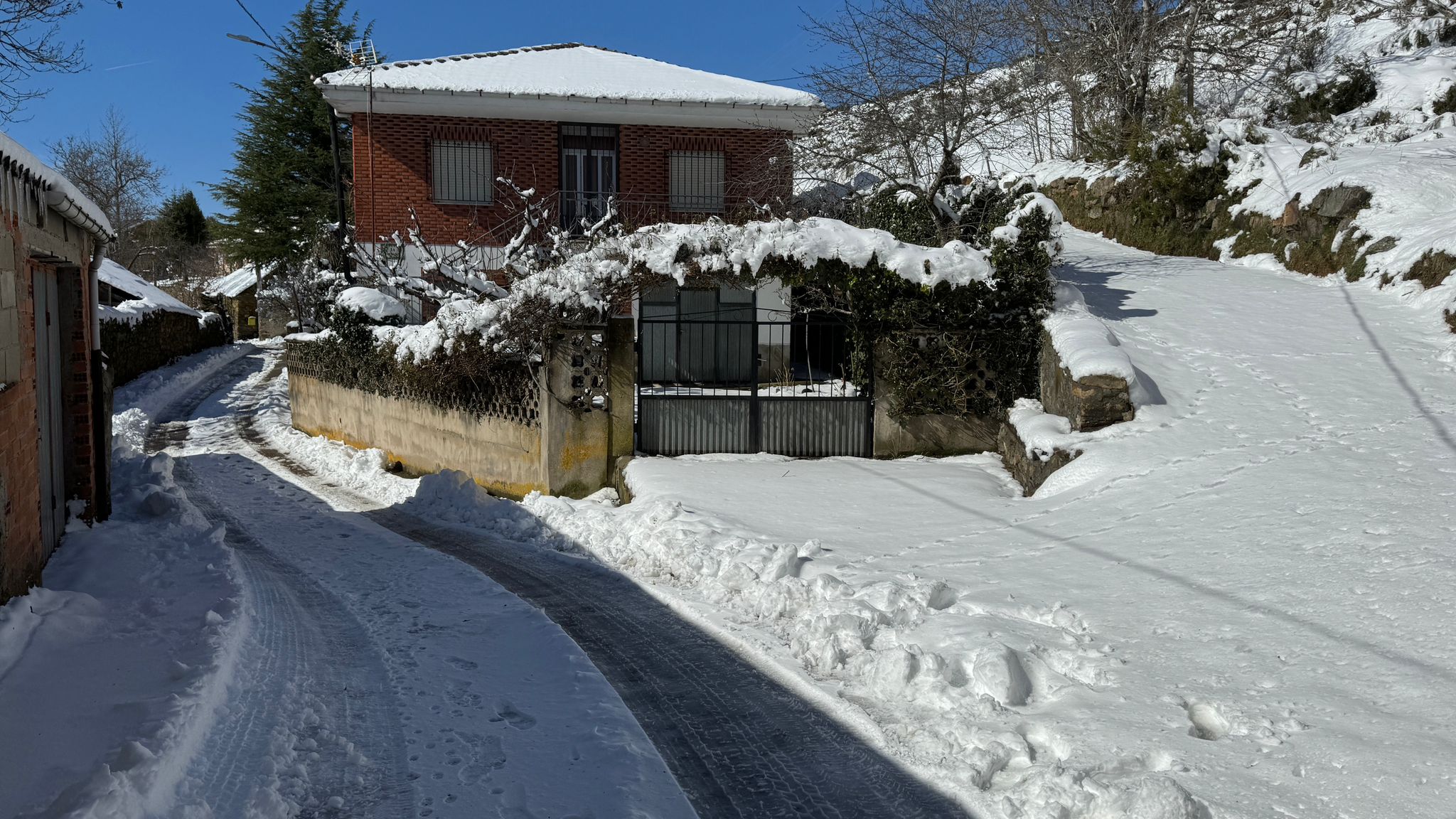 Llega la nieve a la localidad de Andarraso.