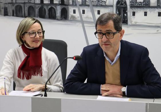 Los concejales populares Ana Franco y José Manuel Frade, en la rueda de prensa de este martes.